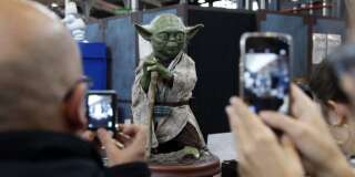 Des fans devant une statue de Yoda au Comic Con 2015 à Paris
