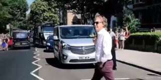 Paul McCartney traverse Abbey Road à Londres