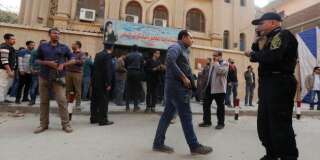 Les forces de sécurité et des anonymes devant l'église attaquée le 29 décembre, au Caire.