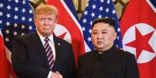 Donald Trump et Kim Jong Un se saluent à l'ouverture de leur sommet à Hanoï, au Vietnam, mercredi 27 février.