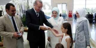Bana Alabed, la petite Syrienne d'Alep, a reçu son passeport turque des mains d'Erdogan.