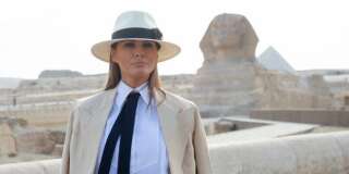 Melania Trump devant les pyramides et le Sphinx à Gizeh en Égypte le 6 octobre 2018.