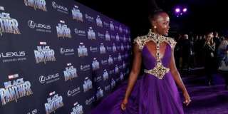 Toute de violet vêtue, Lupita Nyong'o fait sensation sur le purple carpet de l'avant-première de