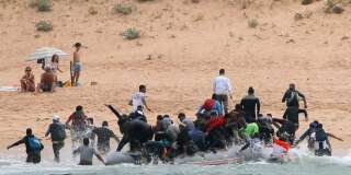 Des migrants accostent sur une plage espagnole sous le regard des touristes