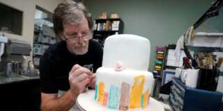 Le pâtissier Jack Phillips décore un gâteau, le 21 septembre.