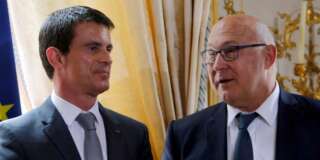 French Prime Minister Manuel Valls (L) and French Finance Minister Michel Sapin attend a ceremony at the Hotel Matignon in Paris, France, May 13, 2015. Cheap oil and a weak euro has helped France's economy expand at its fastest rate in two years in the first quarter data with gross domestic product rising 0.6 percent quarter-on-quarter, twice the rate in Germany and in Britain - which both reported a slowdown.    REUTERS/Charles Platiau