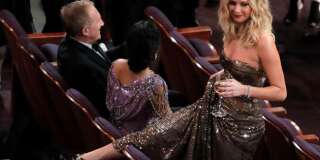 Jennifer Lawrence, déchaînée lors de la cérémonie, est tout simplement passée par dessus les sièges des Oscars avec un verre de vin.