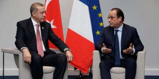 François Hollande, ici avec le président turc Erdogan, active tous ses réseaux pour obtenir la libération de Loup Bureau.