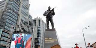 Moscou, le 19 septembre 2017 - La statue de Mikhail Kalachnikov est inaugurée avec les honneurs militaires.