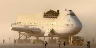 Ce Boeing 747 Jumbo jet, dont les ailes et l'empennage ont été coupés, contient plusieurs étages pour accueillir les festivaliers du Burning Man 2018. Des images hors du commun.