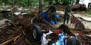 Des soldats recherchent des victimes et d'éventuels survivants après le tsunami qui a frappé l'Indonésie le 22 décembre.