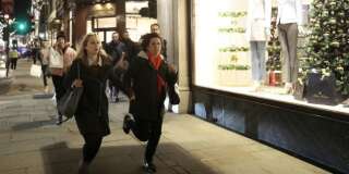 Des passants courent sur Oxford Street, le 24 novembre à Londres.