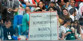 Lors du match Iran-Maroc à Saint-Pétersbourg pour la Coupe du Monde le 15 juin 2018, des femmes brandissent une affiche où il est écrit