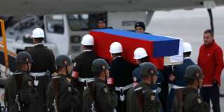 Le cercueil d'Andreï Karlov est amené jusqu'à l'avion qui doit le conduire en Russie, le 20 décembre.