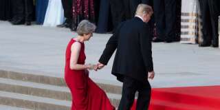 Donald Trump a encore attrapé la main de Theresa May lors de sa visite au Royaume-Uni.