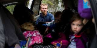 Justin Anderson packs his three children and dog into his truck as he prepares to leave the Christina Lake Lodge campground in Conklin, Alberta, for Lloydminster, Alberta, where he has family that will take them in after evacuating Fort McMurray due to raging wildfires, in Canada May 5, 2016. REUTERS/Topher Seguin