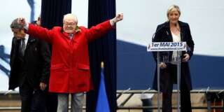 Jean-Marie Le Pen promet de s'inviter au congrès de 2018 du Front national. De quoi embarrasser sa fille Marine comme il l'avait déjà fait lors du 1er mai 2015 (ici en photo).