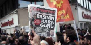 Murat Sabuncu, rédacteur en chef du quotidien d'opposition turc Cumhuriyet a été arrêté. Ce n'est pas la première fois que les membres de cette rédaction sont visés par le gouvernement d'Erdogan, comme en témoigne cette photo d'illustration, prise en novembre 2015 lors d'une manifestation.