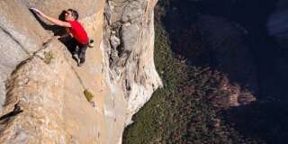 En juillet 2017, Alex Honnold a repoussé les limites du corps humain en gravissant seul et sans corde les plus de 900 mètres de granite d'El Capitan, dans le parc de Yosemite, en Californie.