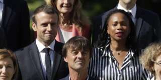 Emmanuel Macron posant aux côtés de ses deux ministres de la société civile Nicolas Hulot et Laura Flessel, tous deux démissionnaires.