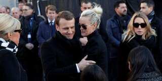 Emmanuel Macron aux côtés et de Laeticia Hallyday lors des funérailles du chanteur.