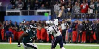 Deux joueurs des équipes Philadelphia Eagles (à g.) et New England Patriots (à d.) s'affrontent lors de la finale du Super Bowl, le 4 février 2018, à Minneapolis. Les Eagles en sortiront vainqueurs.