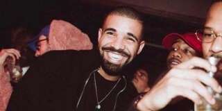 Drake a porté un masque de Kanye West durant son concert à Copenhague le 7 mars.