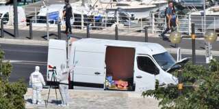 La fourgonnette qui a percuté deux abribus à Marseille, lundi 21 août 2017.
