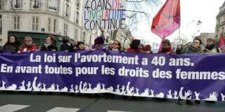 Des manifestant-e-s lors d'une marche à Paris le 17 janvier 2015 pour défendre les droits des femmes, améliorer l'accès à l'avortement et marquer les 40 ans de la loi Veil légalisant l'avortement en France.