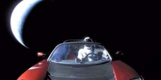 La dernière photo de la Tesla d'Elon Musk, en route vers l'espace, est bourrée de références geeks