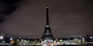 La tour Eiffel plongée dans le noir après les attentats du 13 novembre 2015