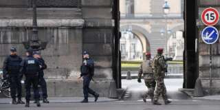 Des policiers et militaires devant le Carrousel du Louvre le 3 février, après l'agression à l'arme blanche.