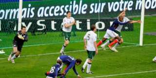Ireland's goalkeeper Shay Given (L) reacts after controversial goal by France's William Gallas (2nd R) where team captain Thierry Henry touched the ball during their World Cup qualifying playoff match at the Stade de France stadium in Saint-Denis near Paris November 18, 2009.   REUTERS/Jacky Naegelen   (FRANCE SPORT SOCCER)