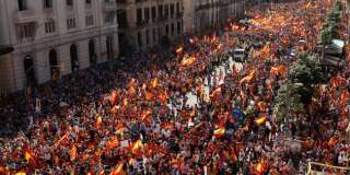 Catalogne: Des centaines de milliers d'anti-indépendance à Barcelone, Rajoy menace de suspendre l'autonomie