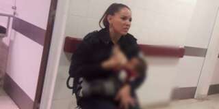 Le geste émouvant de cette policière argentine qui allaite un bébé abandonné à l'hôpital.