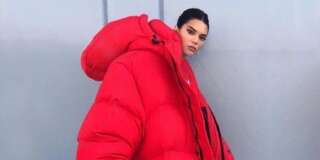 Kendall Jenner fait le buzz sur les réseaux sociaux avec ce manteau rouge géant.
