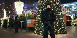 Policier sécurisant la zone du marché de Noël, après l'attentat au camion qui a fait 12 morts.
