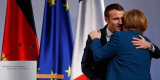 Le président français Emmanuel Macron et la chancelière allemande Angela Merkel ont signé ce mardi 22 janvier un traité à Aix-la-Chapelle jugé anticonstitutionnel par Marine Le Pen.