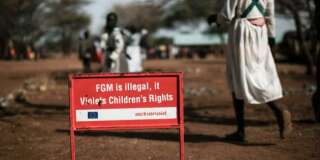 Dans un village d'Ouganda, une pancarte prévient de l'interdiction des mutilations génitales féminines (