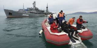 Des secouristes prennent part aux opérations de recherches sur le site du crash de l'avion militaire russe, en mer Noire, mardi 27 décembre.