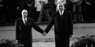 Helmut Kohl est mort: l'histoire derrière la photo mythique main dans la main avec François Mitterrand