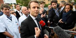 Emmanuel Macron face à des journalistes pendant la campagne présidentielle en avril 2017.