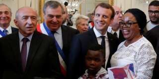 Gérard Collomb et Emmanuel Macron lors d'une cérémonie de naturalisation à Orléans.