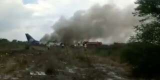 Mexique: Un avion de la compagnie Aeromexico s'écrase peu après le décollage avec plus de 100 personnes à bord.
