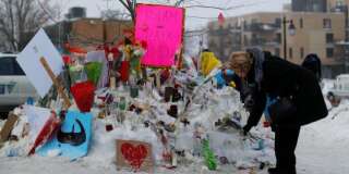 Une femme dépose des fleurs sur un mémorial près du lieu de la fusillade à Québec, le 31 janvier.