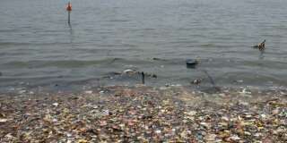 Des déchets plastiques près d'une côte de Jakarta, en mars 2018 (photo d'illustration).