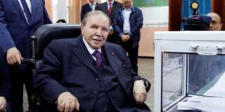Abdelaziz Bouteflika vote pour les élections parlementaires en 2017.