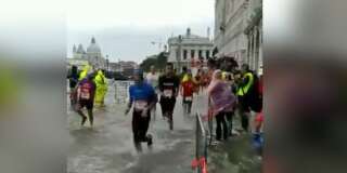Les coureurs du marathon de Venise ont fini les pieds dans l'eau