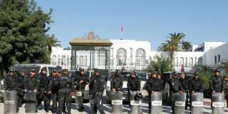 Tunisie: deux policiers poignardés par un