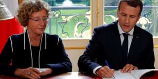 La ministre du Travail Muriel Pénicaud et Emmanuel Macron signant la loi travail à l'Elysée.